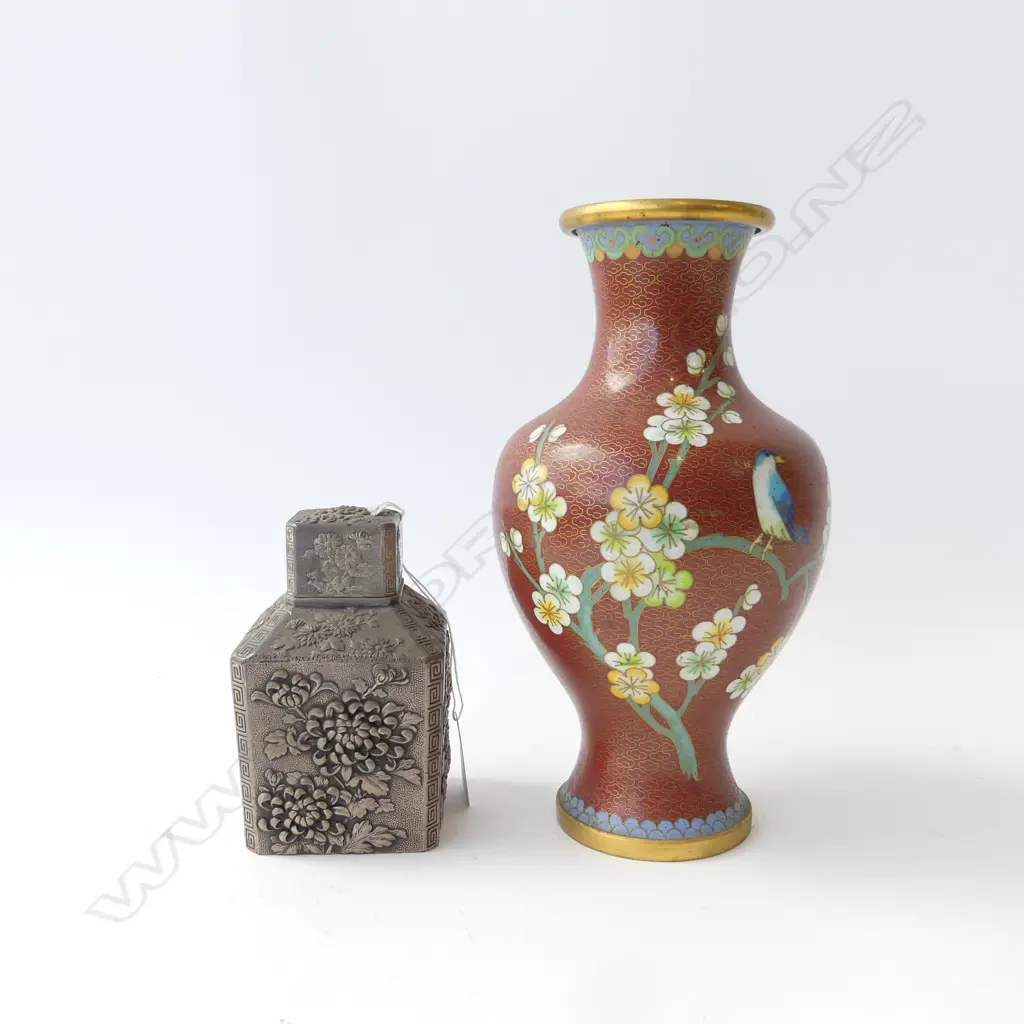 ORIENTAL SILVER METAL TEA CADDY H.125mm + RED CLOISONNE VASE H.235mm Image 1++