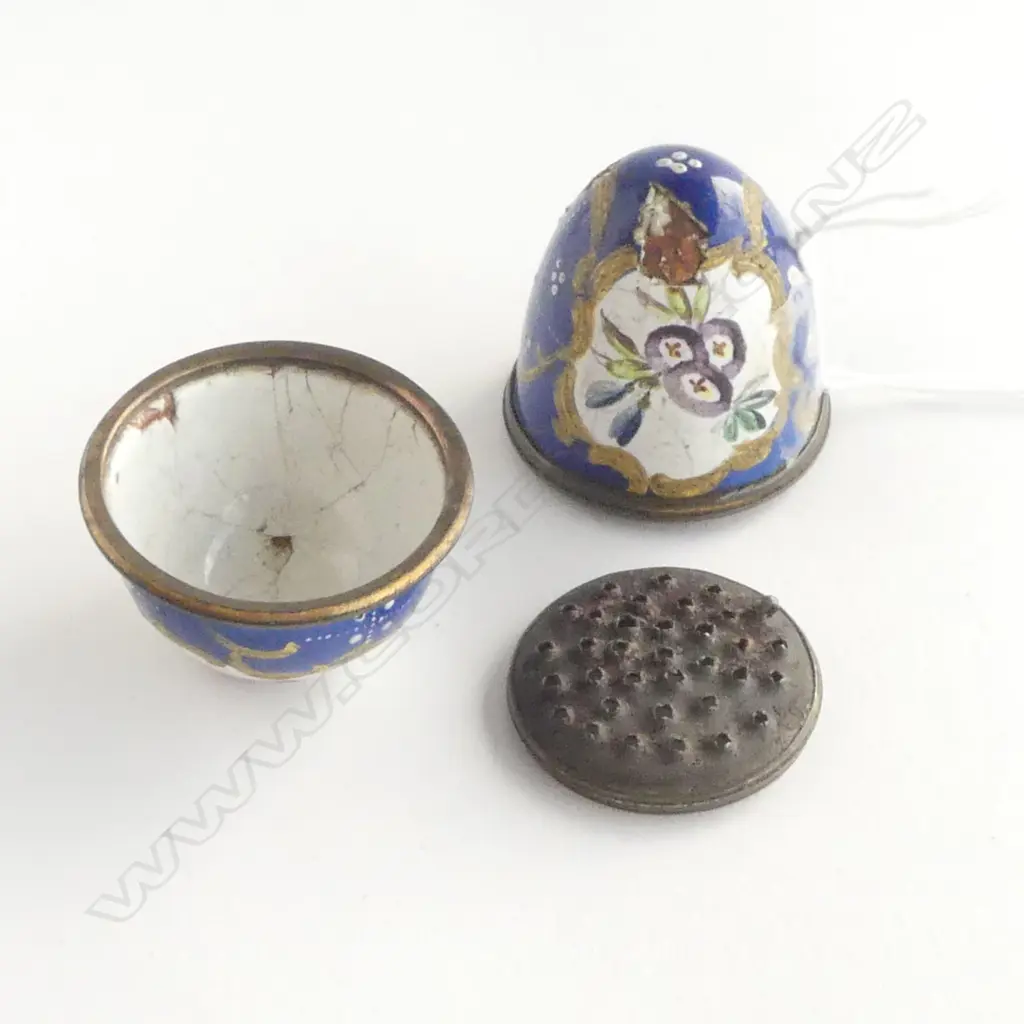 EGG SHAPED ENAMEL NUTMEG GRATER H.55mm LOSSES Image 1++
