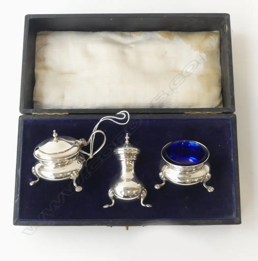 STG SILVER 3PC CRUET SET BIRMINGHAM 1920 WITH BLUE GLASS LINERS EXCELLENT CONDITION IN CASE, H.78MM (PEPPER) Image 1++