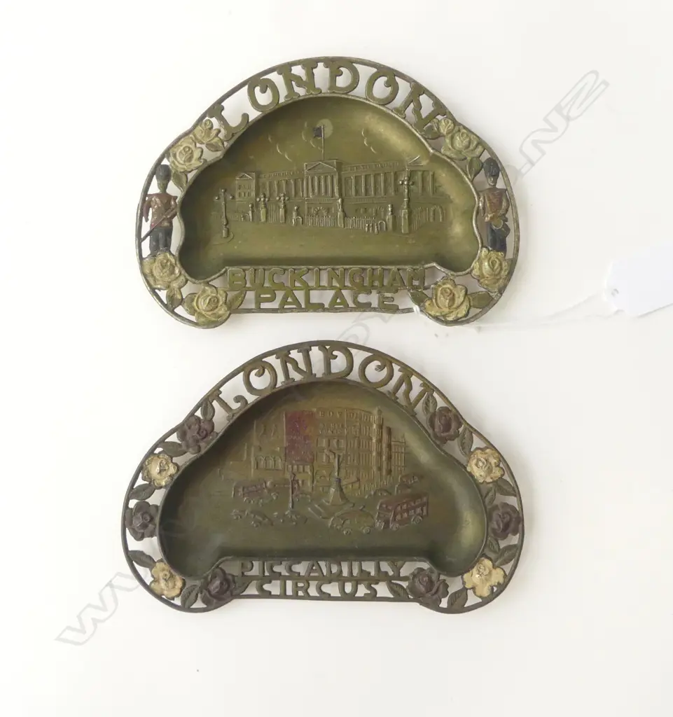 TWO SMALL VINTAGE SOUVENIR TRAYS ’BUCKINGHAM PALACE’ AND ‘PICCADILY CIRCUS’, L.150MM Image 1++