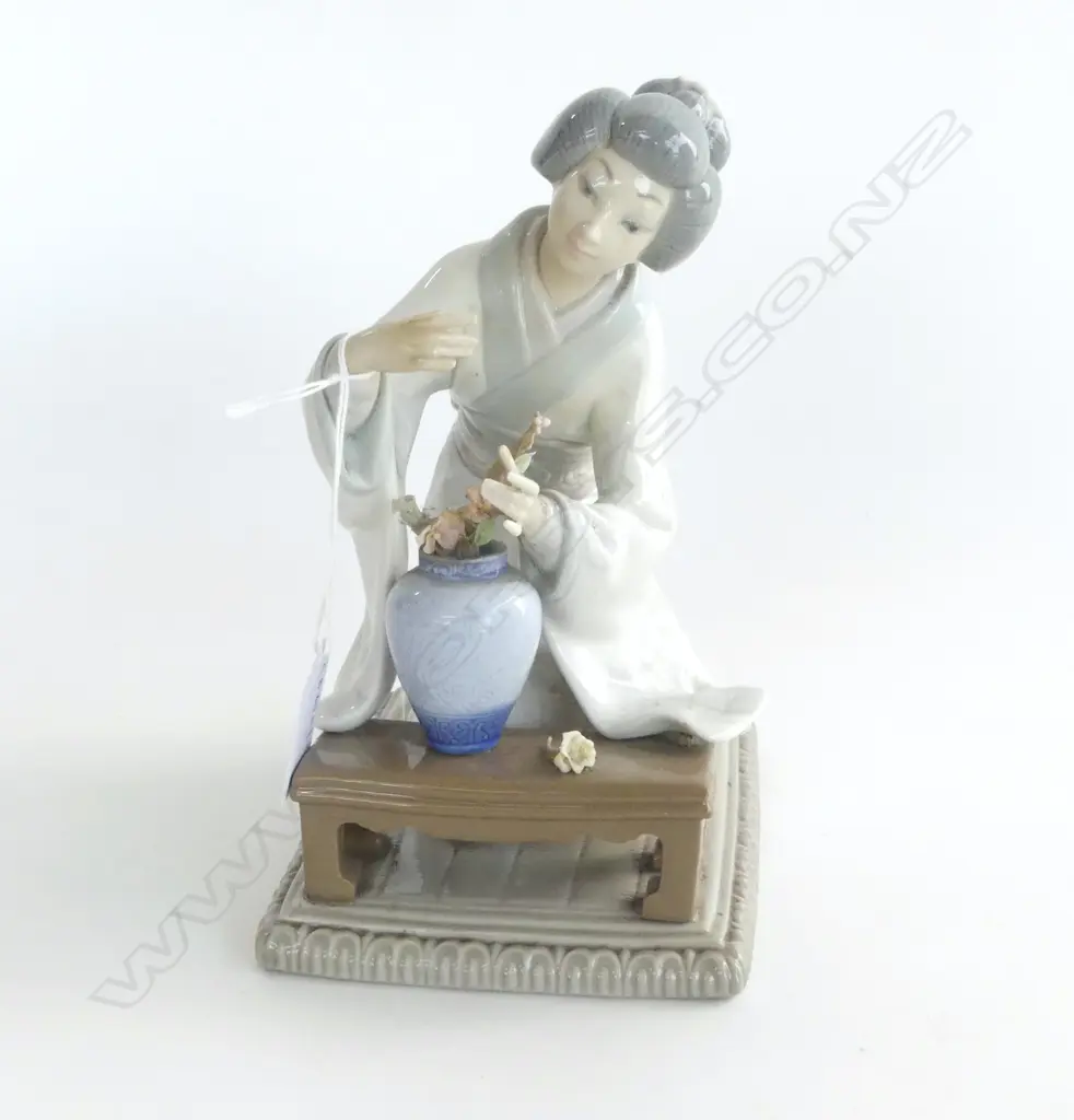 LLADRO FIGURINE OF JAPANESE LADY WITH FLOWERS, SOME FAULTS, H.200mm Image 1++