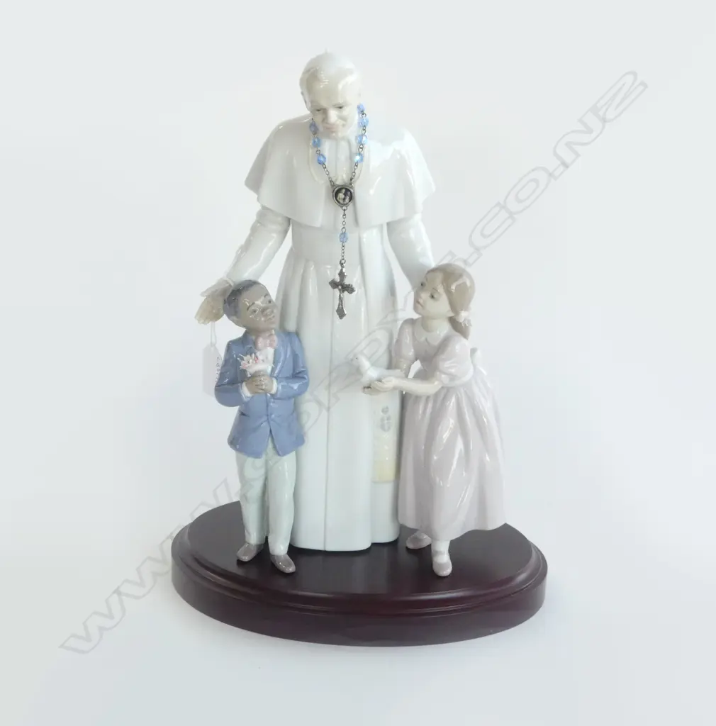 LLADRO FIGURE OF POPE JOHN PAUL THE SECOND WITH CHILDREN N1825 LIMITED ED 1294  ON WOOD BASE & CERT H350MM Image 1++