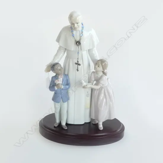 LLADRO FIGURE OF POPE JOHN PAUL THE SECOND WITH CHILDREN N1825 LIMITED ED 1294  ON WOOD BASE & CERT H350MM