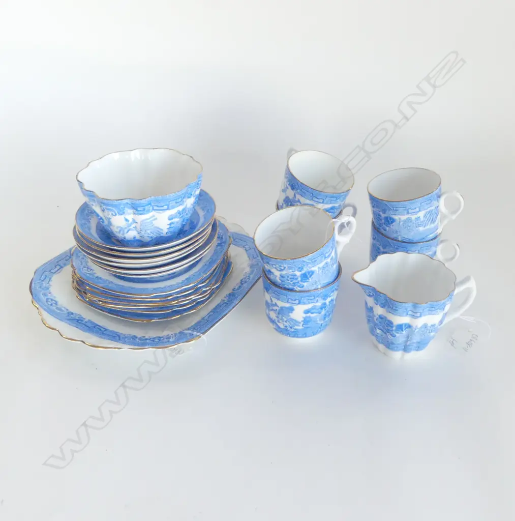 LIGHT-BLUE WILLOW PATTERN SIX-PLACE TEASET BY MELBA, CAKE PLATE, JUG SUGAR, FRIT TO 1 CUP & CHIP TO PLATE) Image 1++