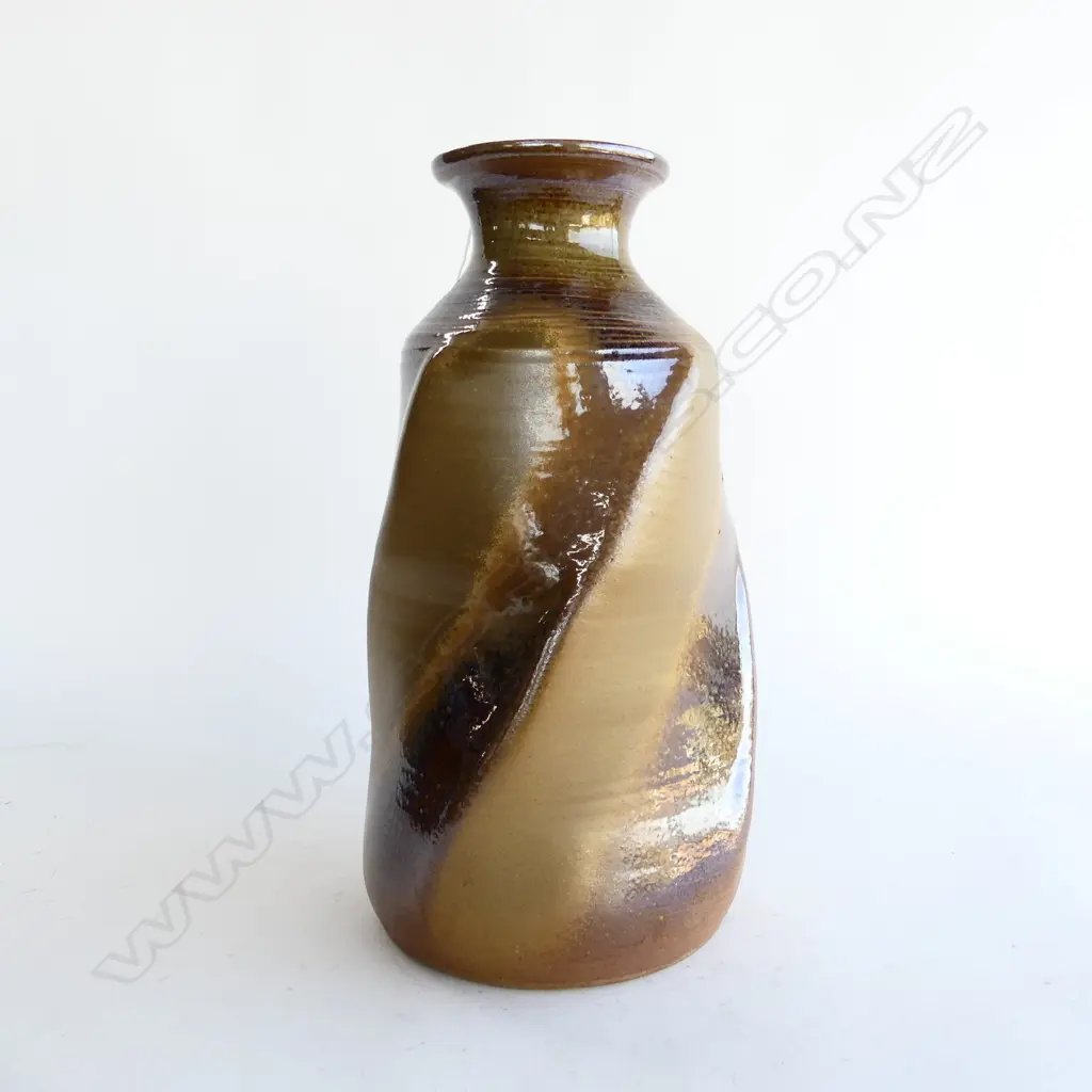 LG STUDIO POTTERY VASE, TWISTED FORM H.410mm Image 1++