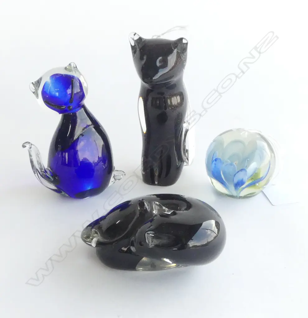 THREE BLOWN GLASS CATS, H.150mm (tallest) & FLORAL GLASS PAPERWEIGHT (H.50mm) Image 1++