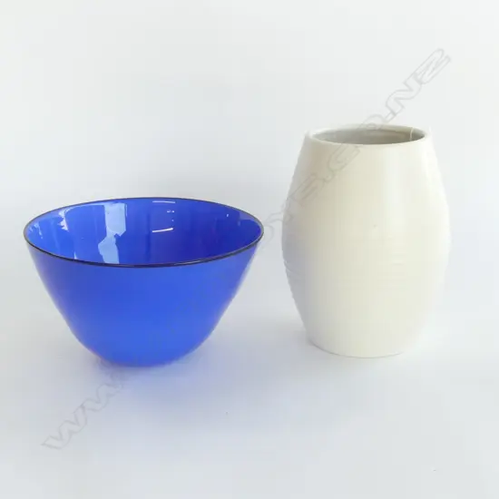 STUDIO BLUE GLASS BOWL DIA250MM & C/LYNN WHITE HAND POTTED TALL VASE H240 CRACKED