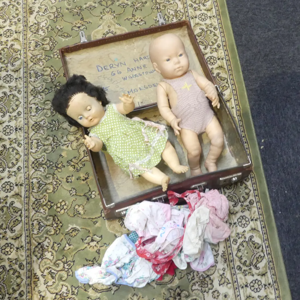 2 VINTAGE RUBBER DOLLS + CLOTHES + TRAVEL CASE Image 1++