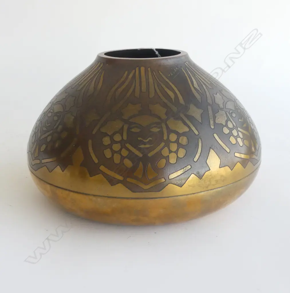 BRASS VASE w. REPEATING DESIGN H.115mm Image 1++