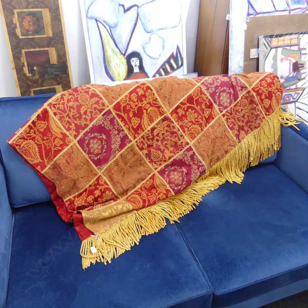 RED TABLE COVER w. GOLD FRINGE Image 1++