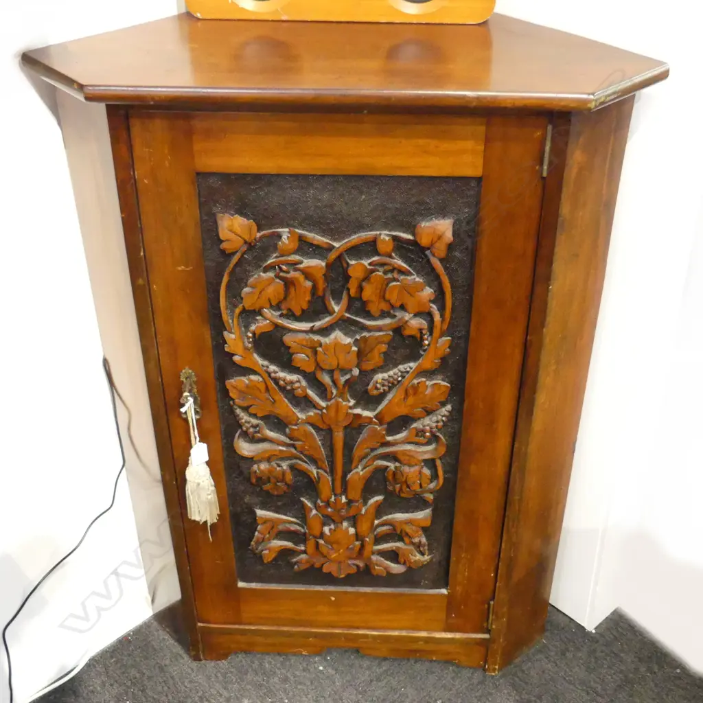 CORNER CABINET w. CARVED DOOR 540x540x1065mm Image 1++