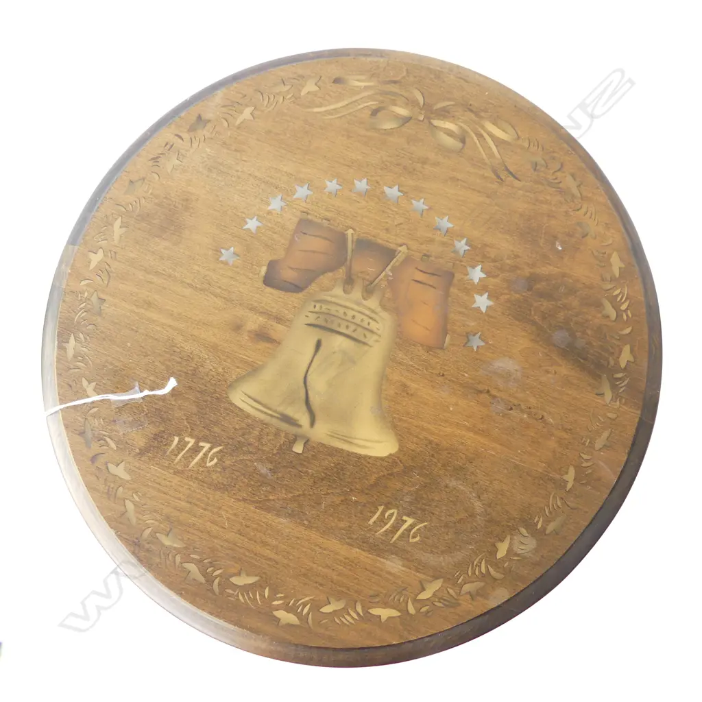TILT TOP SIDE TABLE w. LIBERTY BELL STENCIL H.560mm Image 1++
