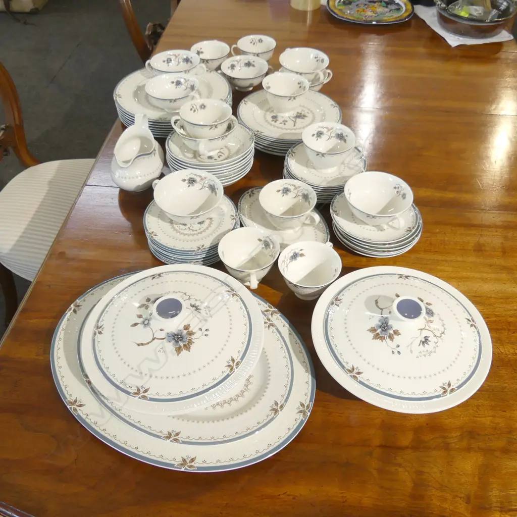ROYAL DOULTON 'OLD COLONY' DINNER SERVICE Image 1++