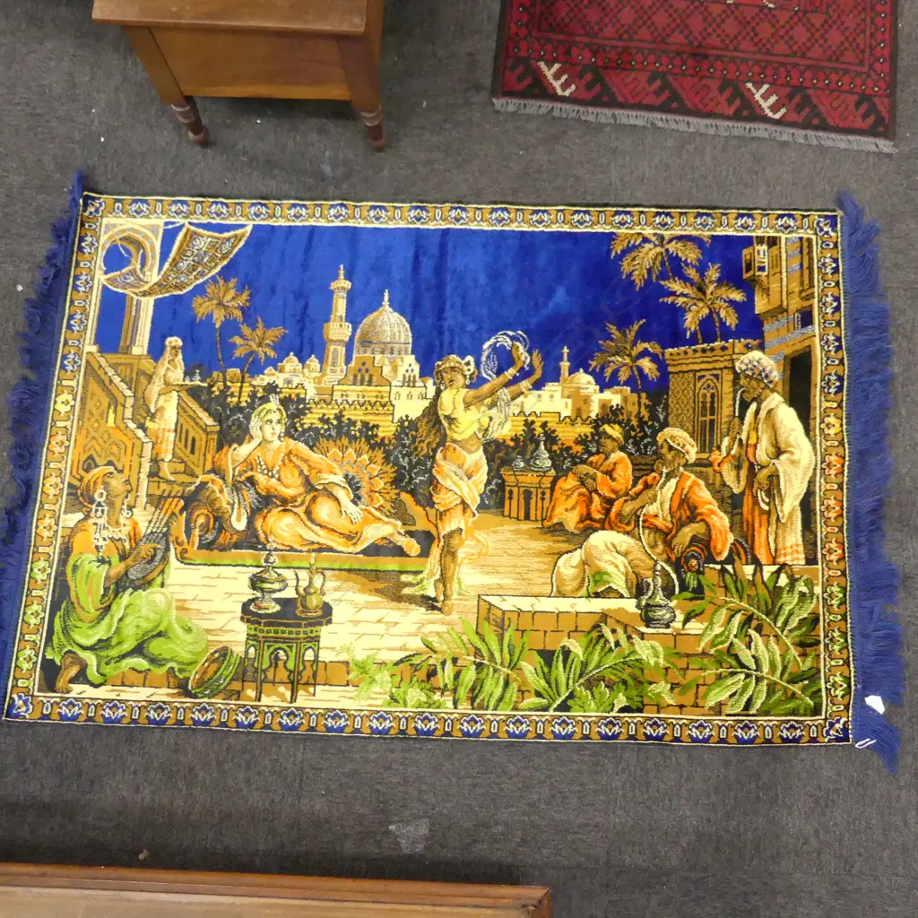 VINTAGE RAYON (SILK LIKE) WALL TAPERSTRY/RUG ARABIAN COURTYARD SCENE WITH FIGURES 440 X 965mm Image 1++