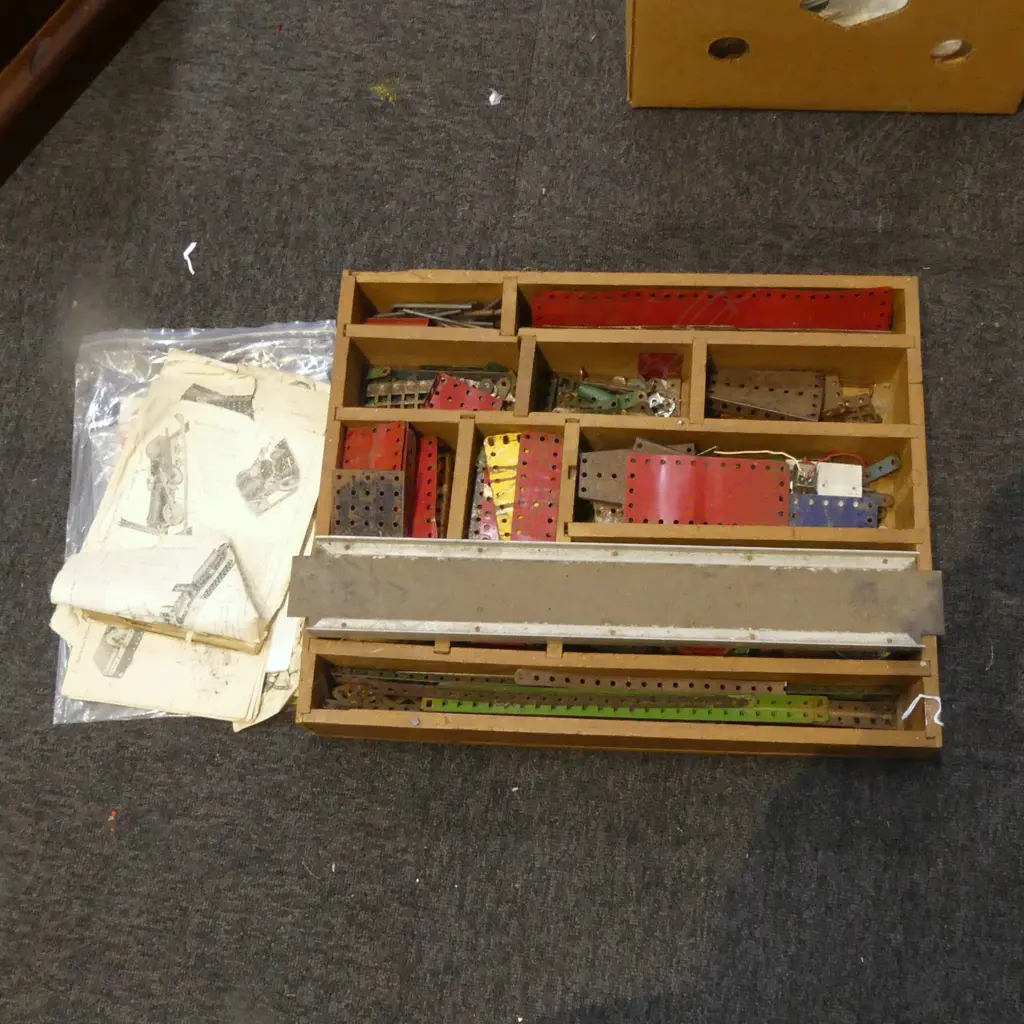 TRAY OF VINTAGE MECCANO & PAMPHLETS L.500MM Image 1++