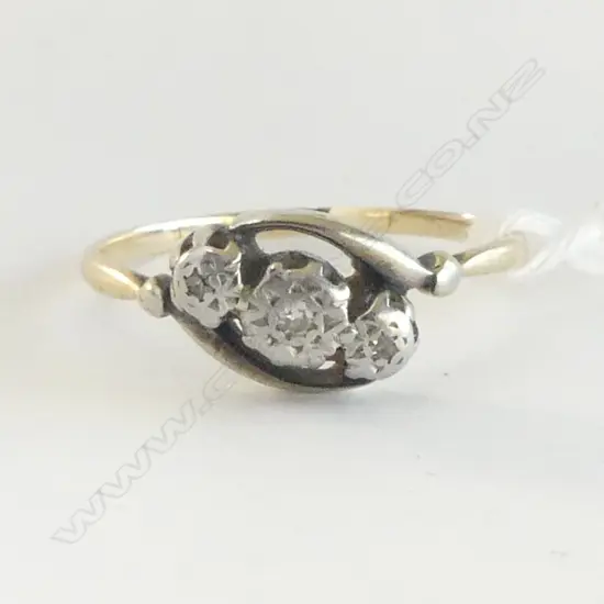 9ct YELLOW GOLD 3 SMALL DIAMOND ILLUSION SET RING 1.56gms SIZE O 1/2