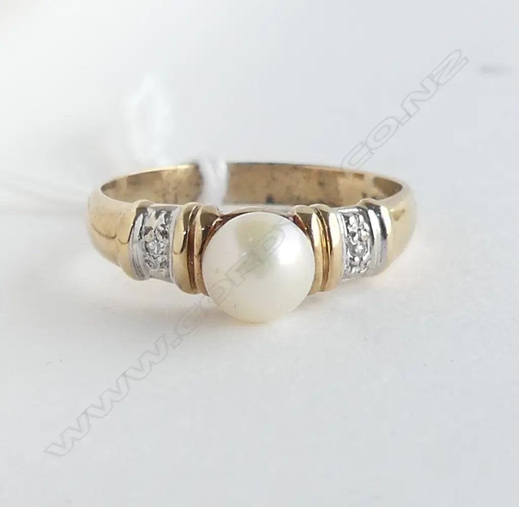 10CT GOLD PEARL AND DIAMOND RING 2.43gms SIZE O Image 1++