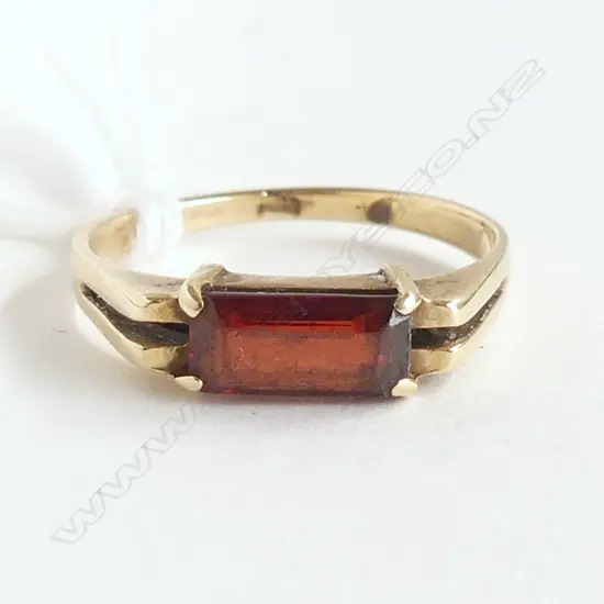 9ct YELLOW GOLD & GARNET RING 1.7gms SIZE L
