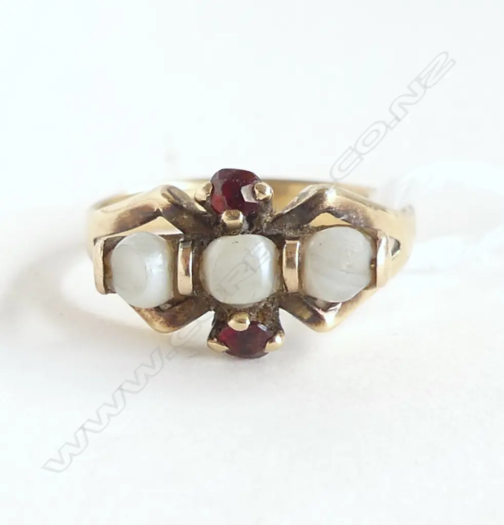 9ct YELLOW GOLD 3 PEARLS & 2 GARNET DRESS RING 2.55gms FAULTS Image 1++