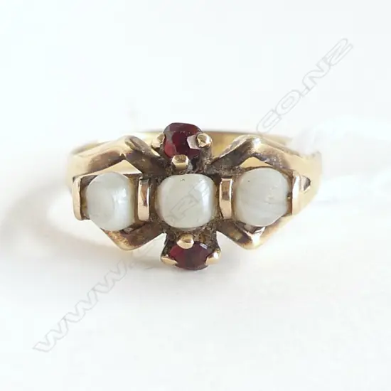 9ct YELLOW GOLD 3 PEARLS & 2 GARNET DRESS RING 2.55gms FAULTS