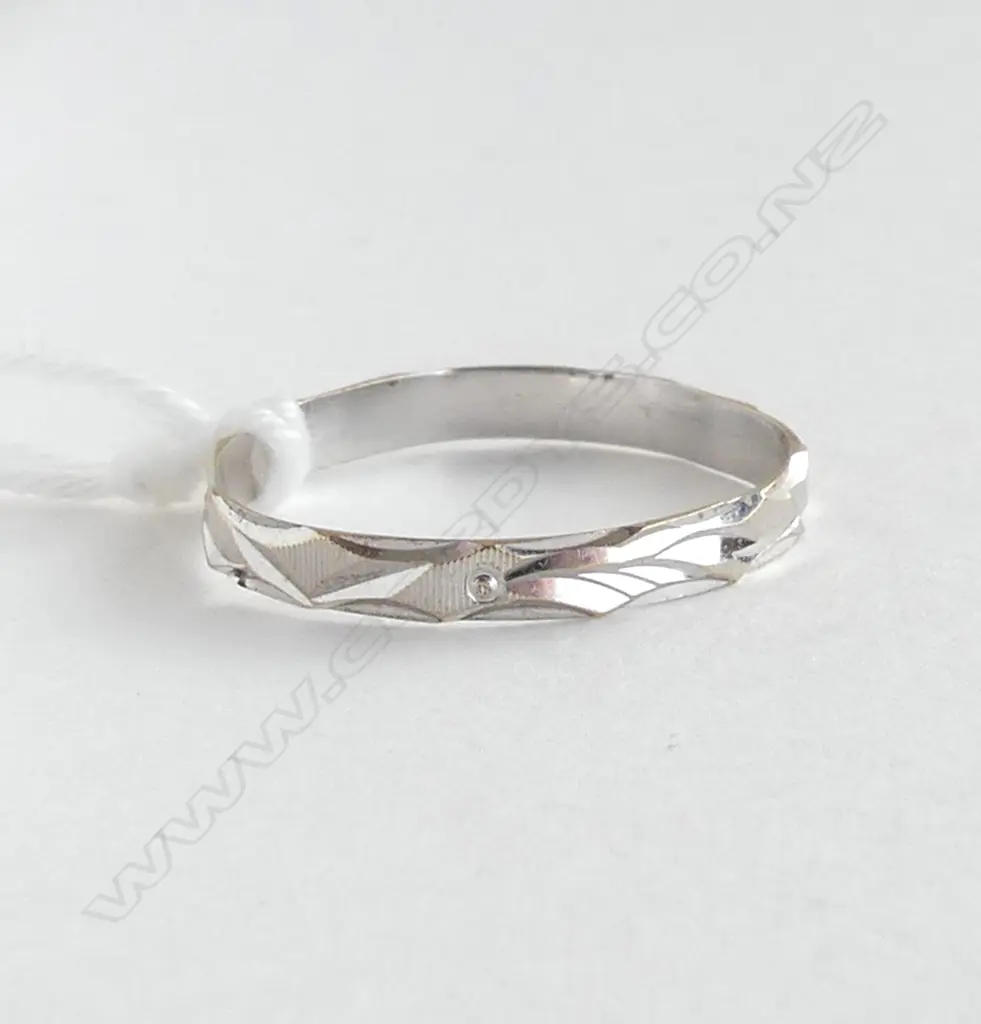 18ct WHITE GOLD RING 0.8 GRAMS SIZE M Image 1++