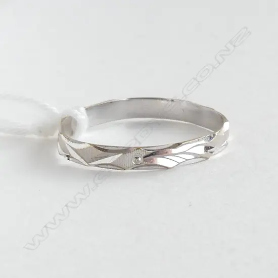 18ct WHITE GOLD RING 0.8 GRAMS SIZE M