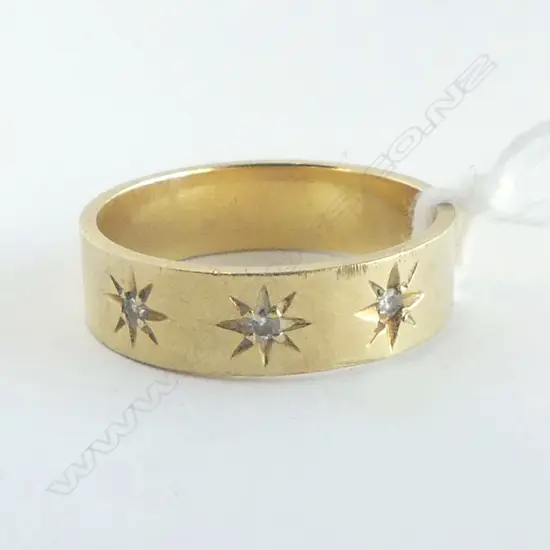 18ct Y/GOLD 3 SMALL DIAMOND SET BAND RING SIZE N 4.2 GRAMS