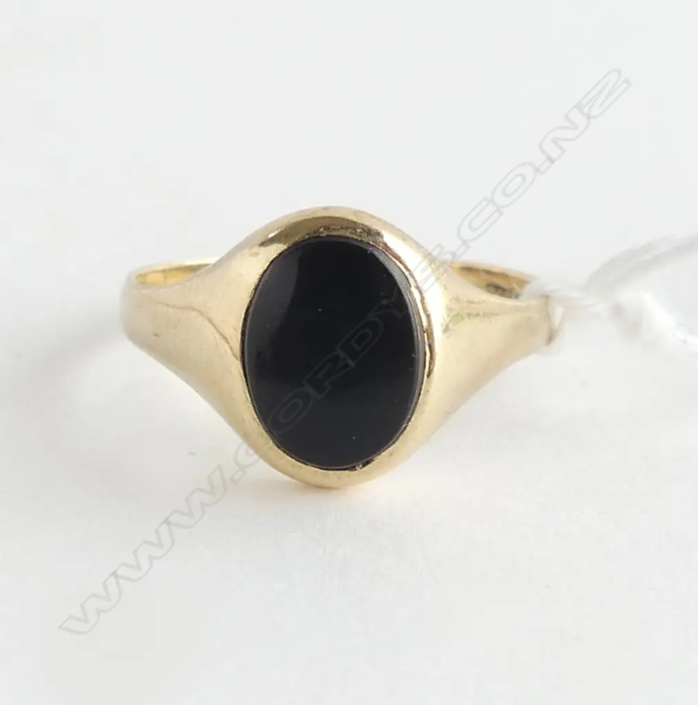 9CT LADIES ONYX SIGNET RING 1.7gms SIZE L Image 1++