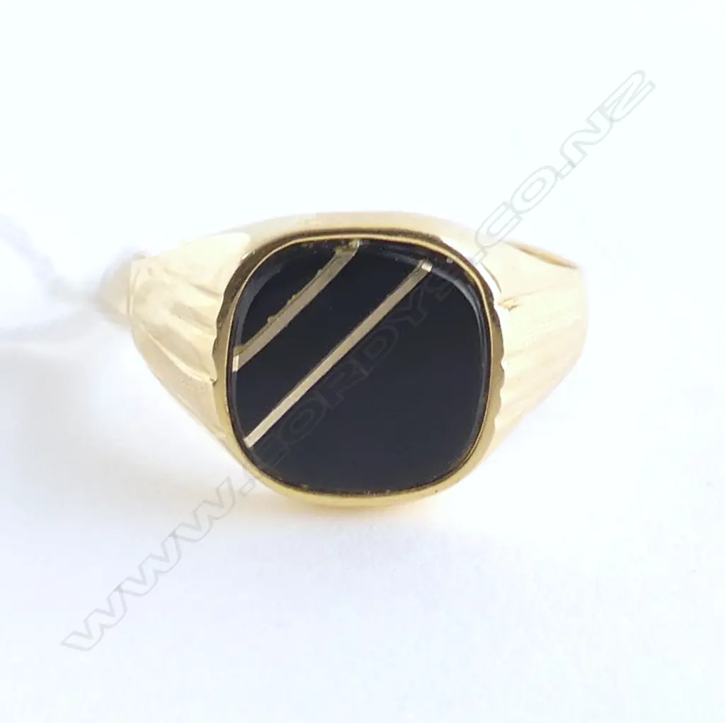 14CT  ONYX SIGNET RING 3.0gms SIZE R Image 1++