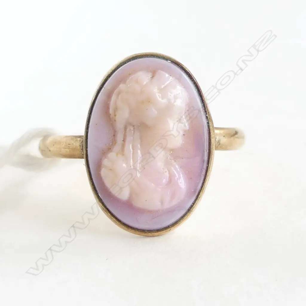 9ct YELLOW GOLD PORTRAIT PANEL RING 1.65gms SIZE M Image 1++