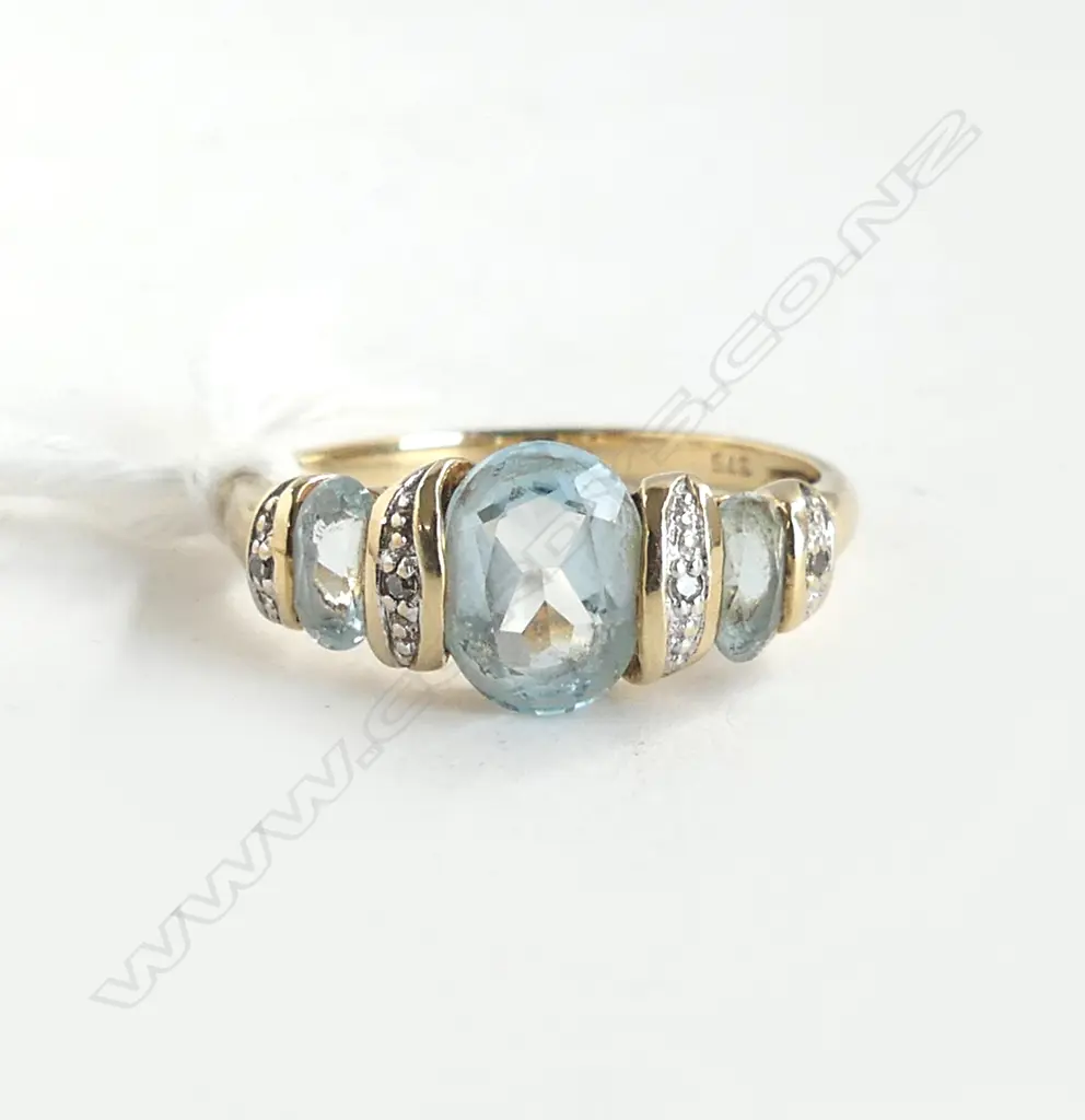 9ct Y/G 3 AQUAMARINE? & SMALL DIAMOND  DRESS RING 2.9gms SIZE P Image 1++