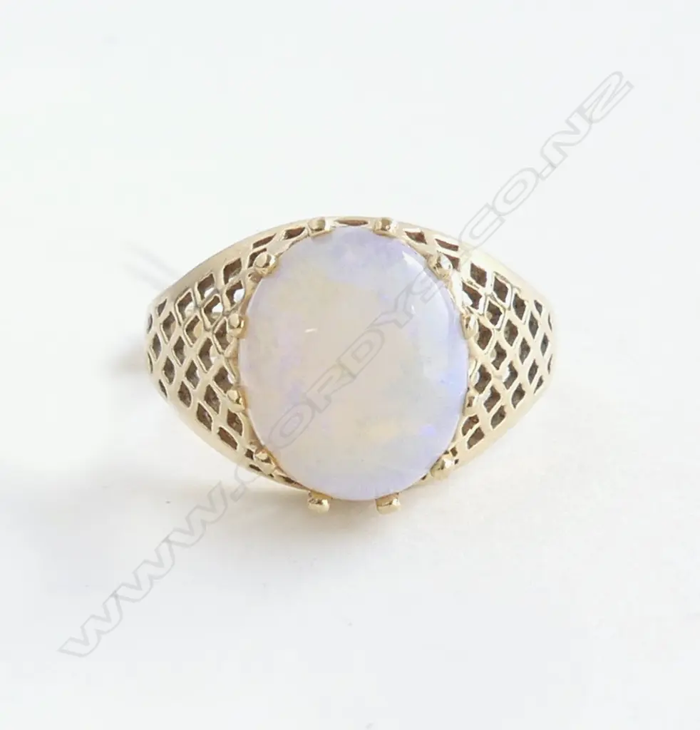 10ct GOLD AND OPAL RING 4.45gms SIZE P Faults to stone Image 1++