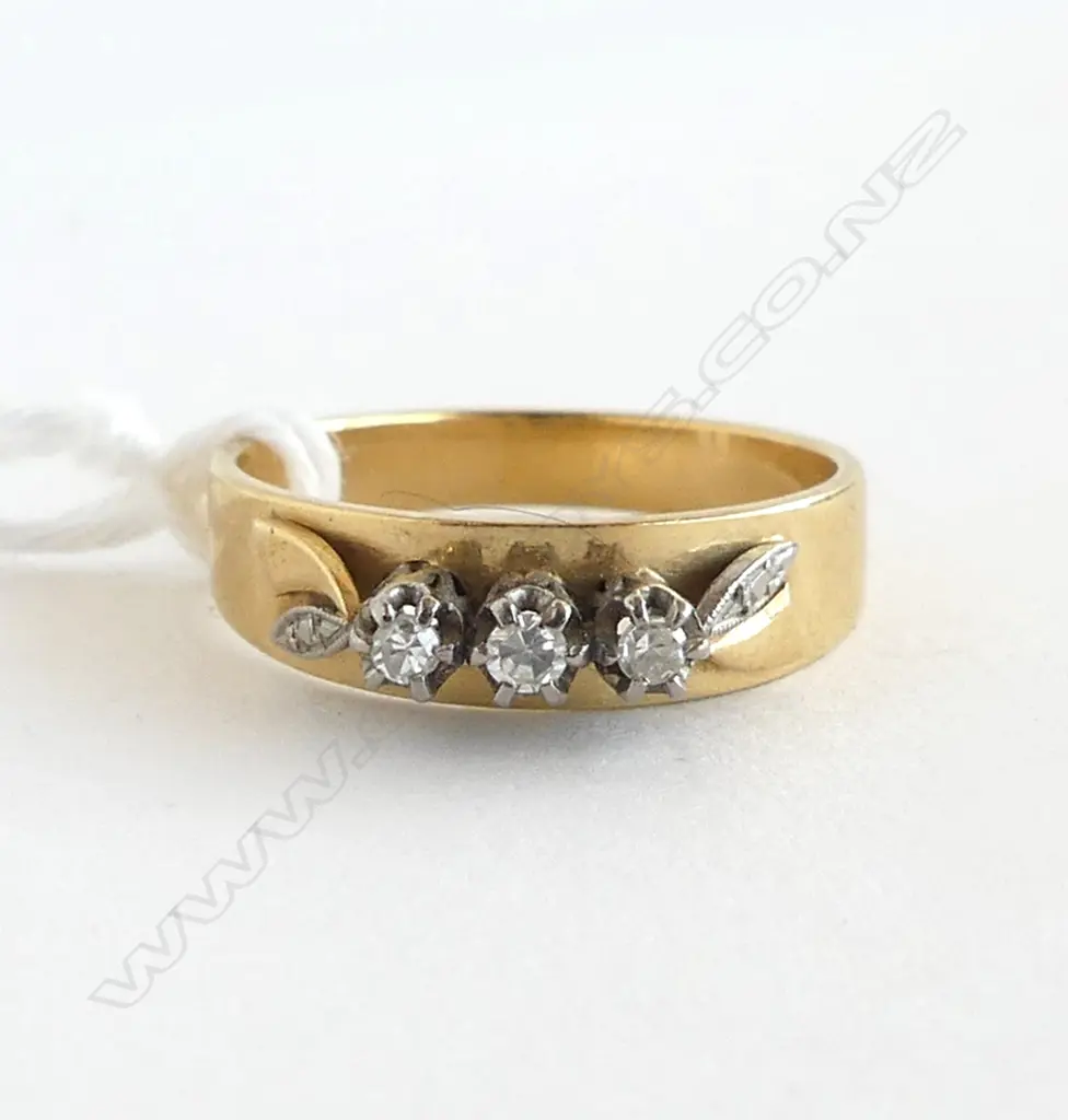 18ct YELLOW GOLD 3 STONE DIAMOND RING 3.9GMS SIZE N 1/2 Image 1++