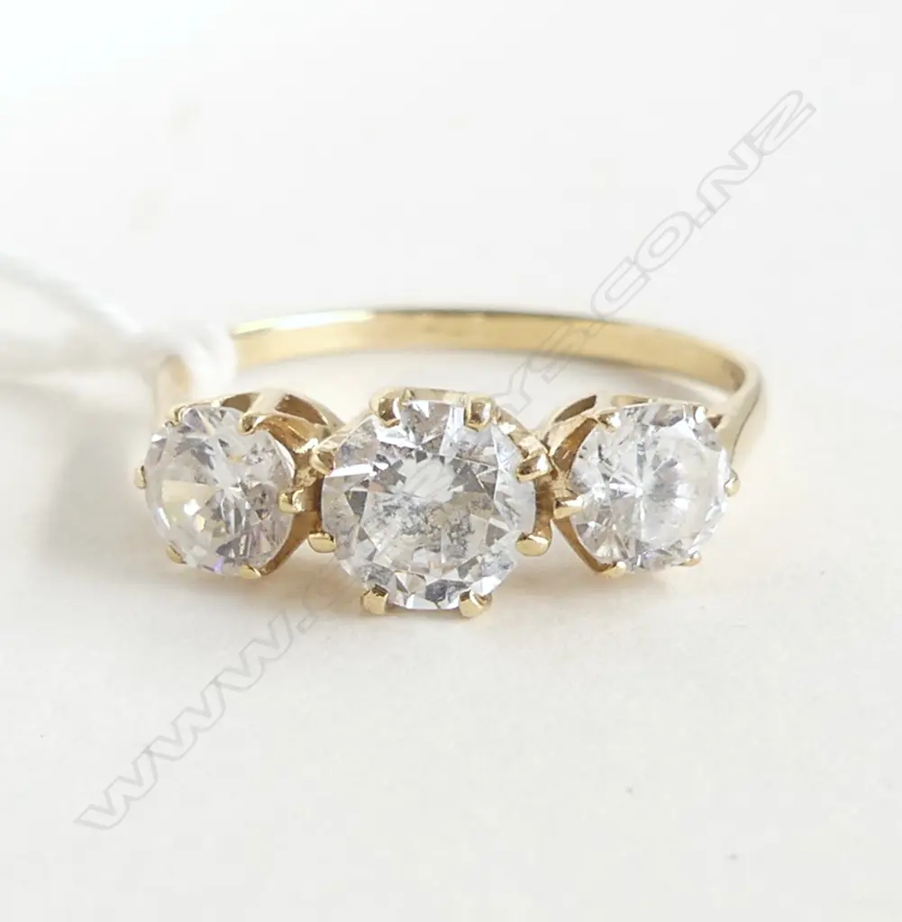 9ct Y/GOLD  3 LGE SYNTHETIC STONE DRESS RING 2.26gms SIZE P Image 1++