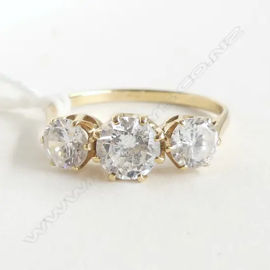 9ct Y/GOLD  3 LGE SYNTHETIC STONE DRESS RING 2.26gms SIZE P