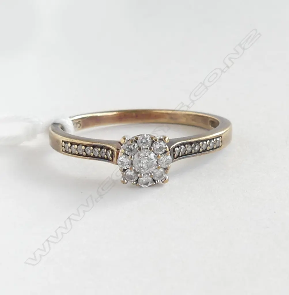 9CT GOLD AND DIAMOND RING  2.02gms SIZE R Image 1++