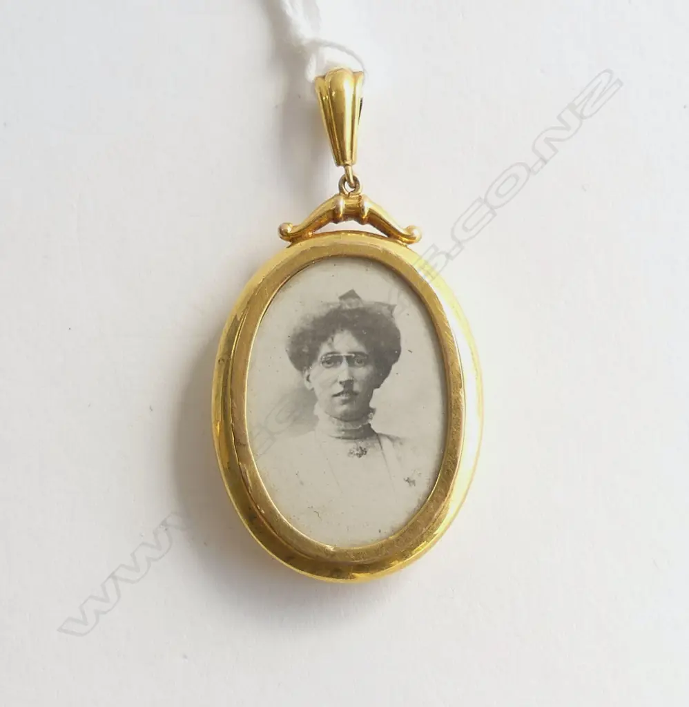 9ct yellow GOLD EARLY 20thC PHOTO LOCKET PENDANT dble sided 4gms Image 1++