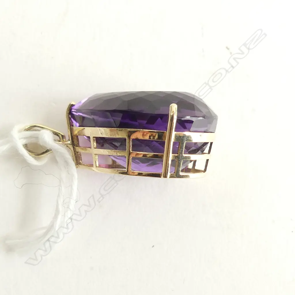 14ct CAGE SET LG PEAR CUT AMETHYST PENDANT Image 1++