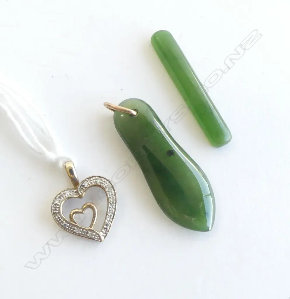 9CT GOLD PENDANT HEART SHAPE w. 12 SMALL DIAMONDS 1 grm + 2 PCES GREENSTONE Image 1++