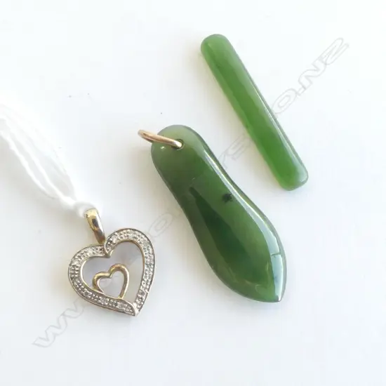 9CT GOLD PENDANT HEART SHAPE w. 12 SMALL DIAMONDS 1 grm + 2 PCES GREENSTONE