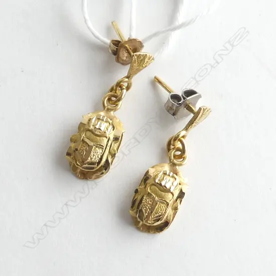 pr 18ct ? YELLOW GOLD EGYPTIAN EARRINGS 2.2gms (scrolls not matched)