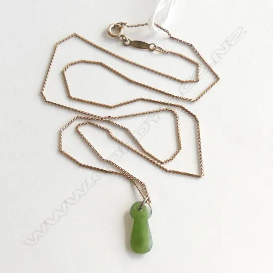 9ct YELLOW GOLD NECK CHAIN with pounamu pendant 2.24gms