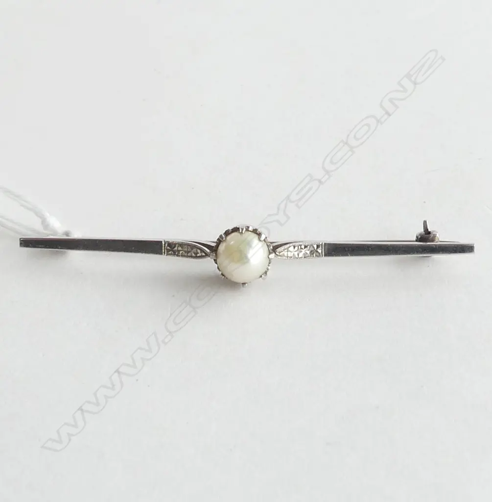 **RTV** PLATINUM PEARL SET BROOCH 5.8gm Image 1++