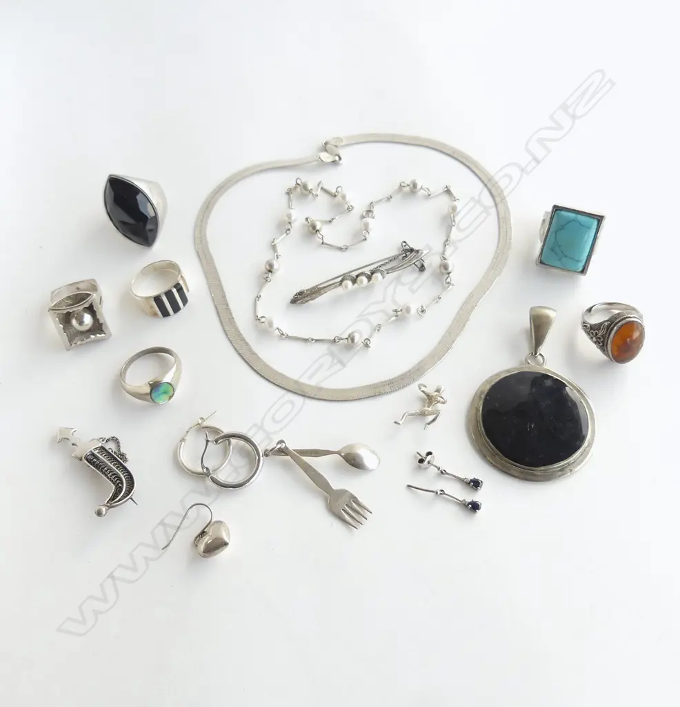 ASST MAINLY SILVER JEWELLERY: NECKLACES + RINGS + PENDANTS ETC 132gms Image 1++