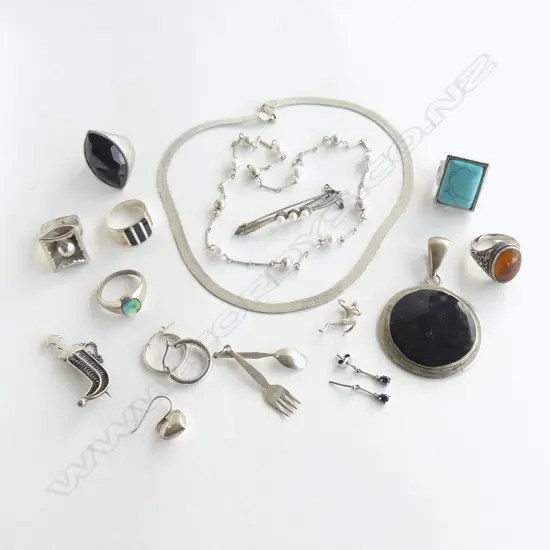 ASST MAINLY SILVER JEWELLERY: NECKLACES + RINGS + PENDANTS ETC 132gms