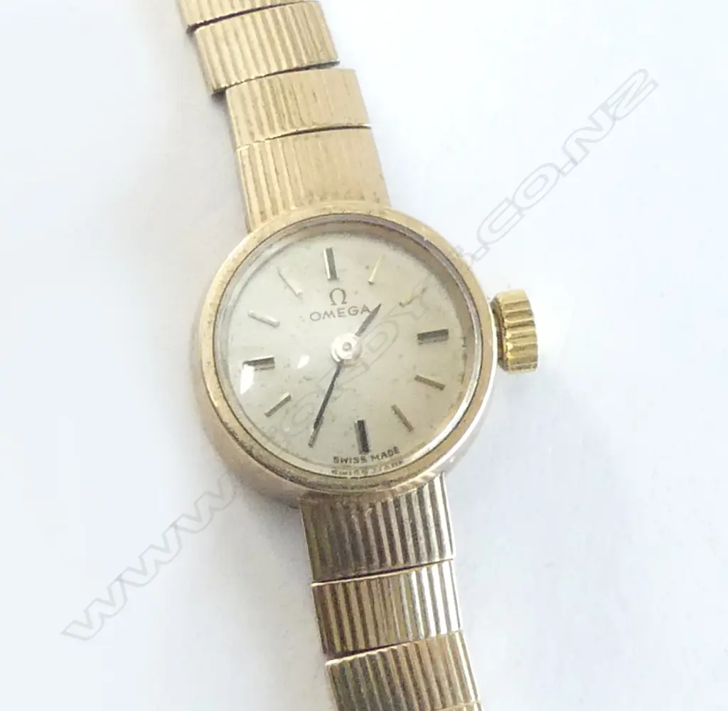 1940's 9ct YELLOW GOLD LADIES OMEGA WRISTWATCH with 9ct STRAP. 16gms  Image 1++