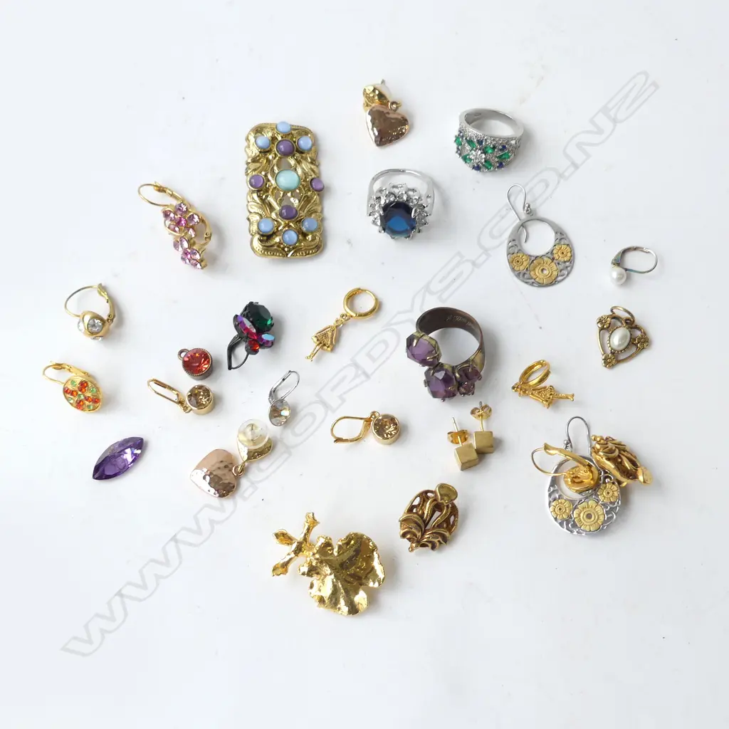 COLLECTION COSTUME RINGS, EARRINGS, BROOCH Image 1++