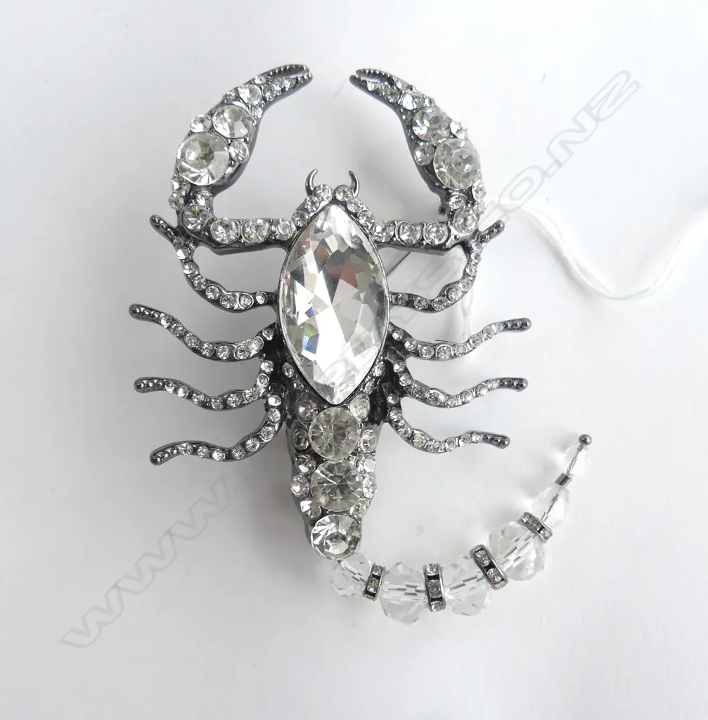 OVERSIZE DIAMANTE SCORPION BROOCH Image 1++