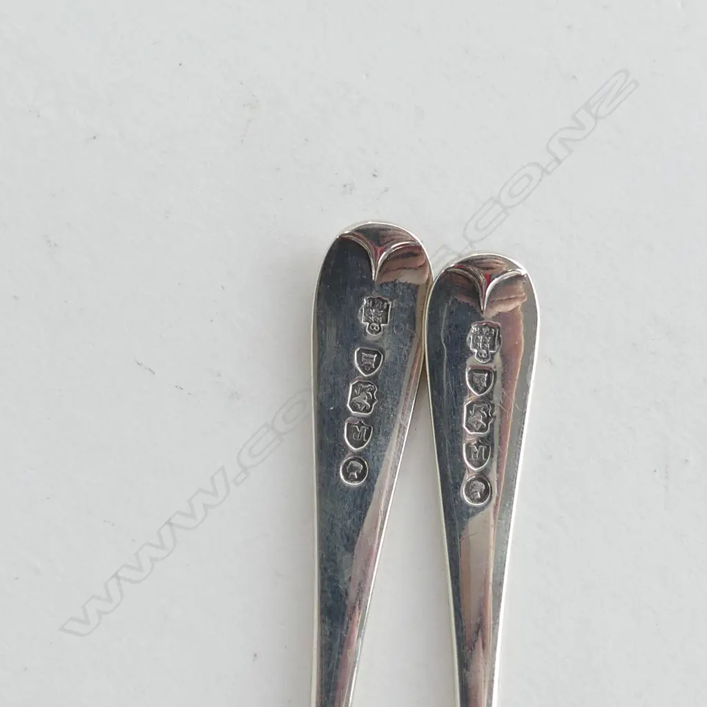 PR STG SILVER BUTTER SHELLS w. TURRET SHELL FEET, HUNT & ROSKELL, LONDON 1887 + PR KNIVES 123gms Image 1++