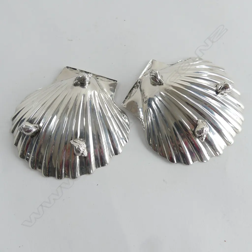 PR STG SILVER BUTTER SHELLS w. TURRET SHELL FEET, HUNT & ROSKELL, LONDON 1887 + PR KNIVES 123gms Image 1++